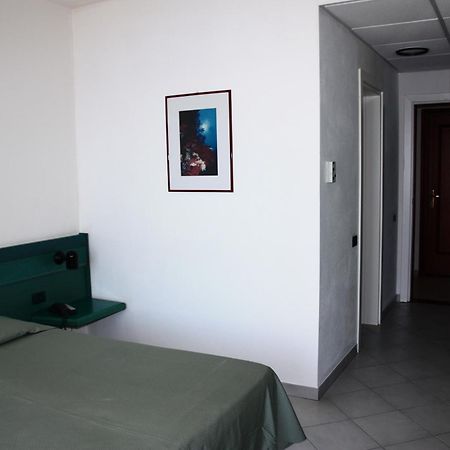 Hotel Miralonga Ла-Маддалена Экстерьер фото
