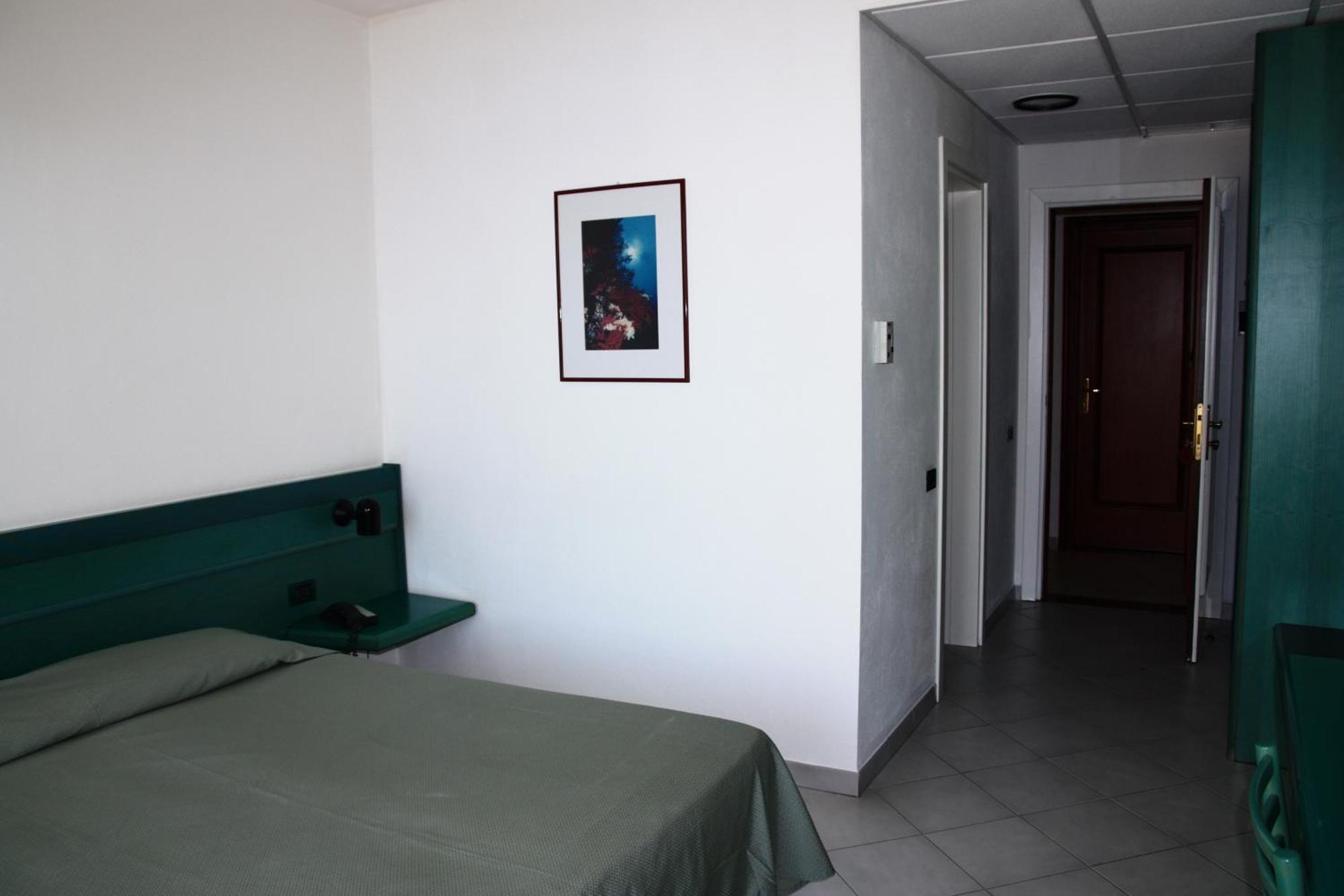 Hotel Miralonga Ла-Маддалена Экстерьер фото