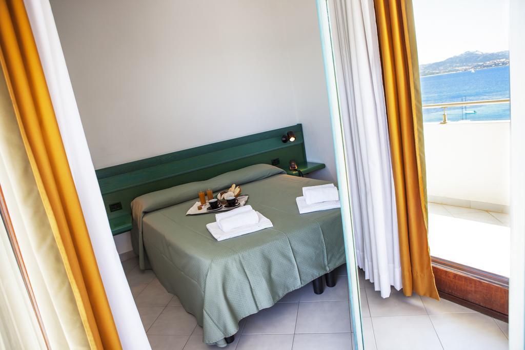 Hotel Miralonga Ла-Маддалена Номер фото